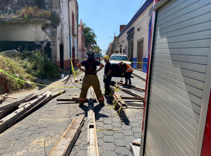 Inmuebles abandonados y afectados por el sismo son un riesgo para el tránsito 